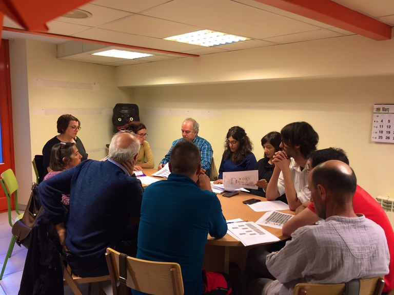 Fomentar l'enfortiment, consolidació i creació d'AAVV, especialment, en aquells barris on no en tenen